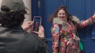 The adorable Jessica in Too Much | Image via Netflix